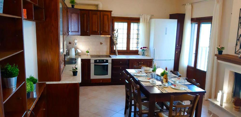 Villa Leonidas Greecefiloxenia เลโฟกาสโตร ภายนอก รูปภาพ