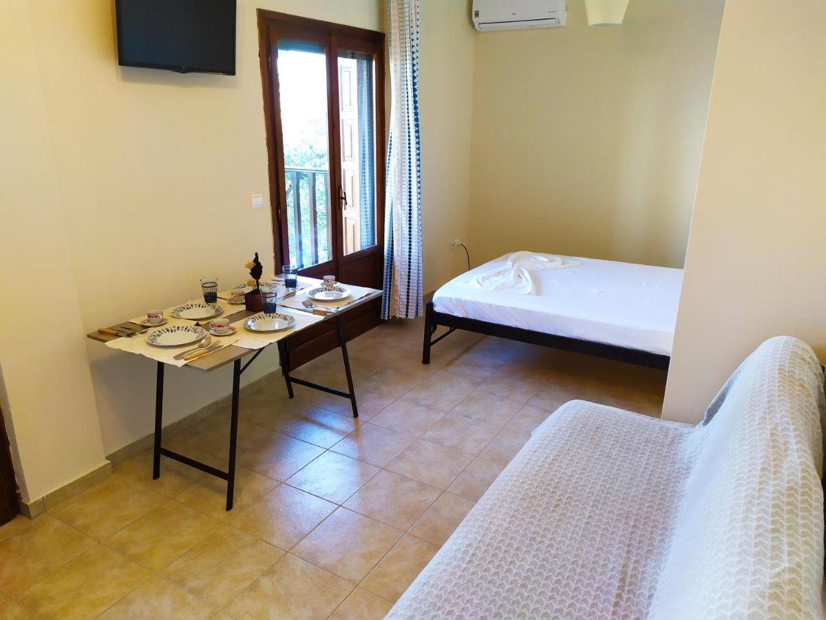 Villa Leonidas Greecefiloxenia เลโฟกาสโตร ภายนอก รูปภาพ