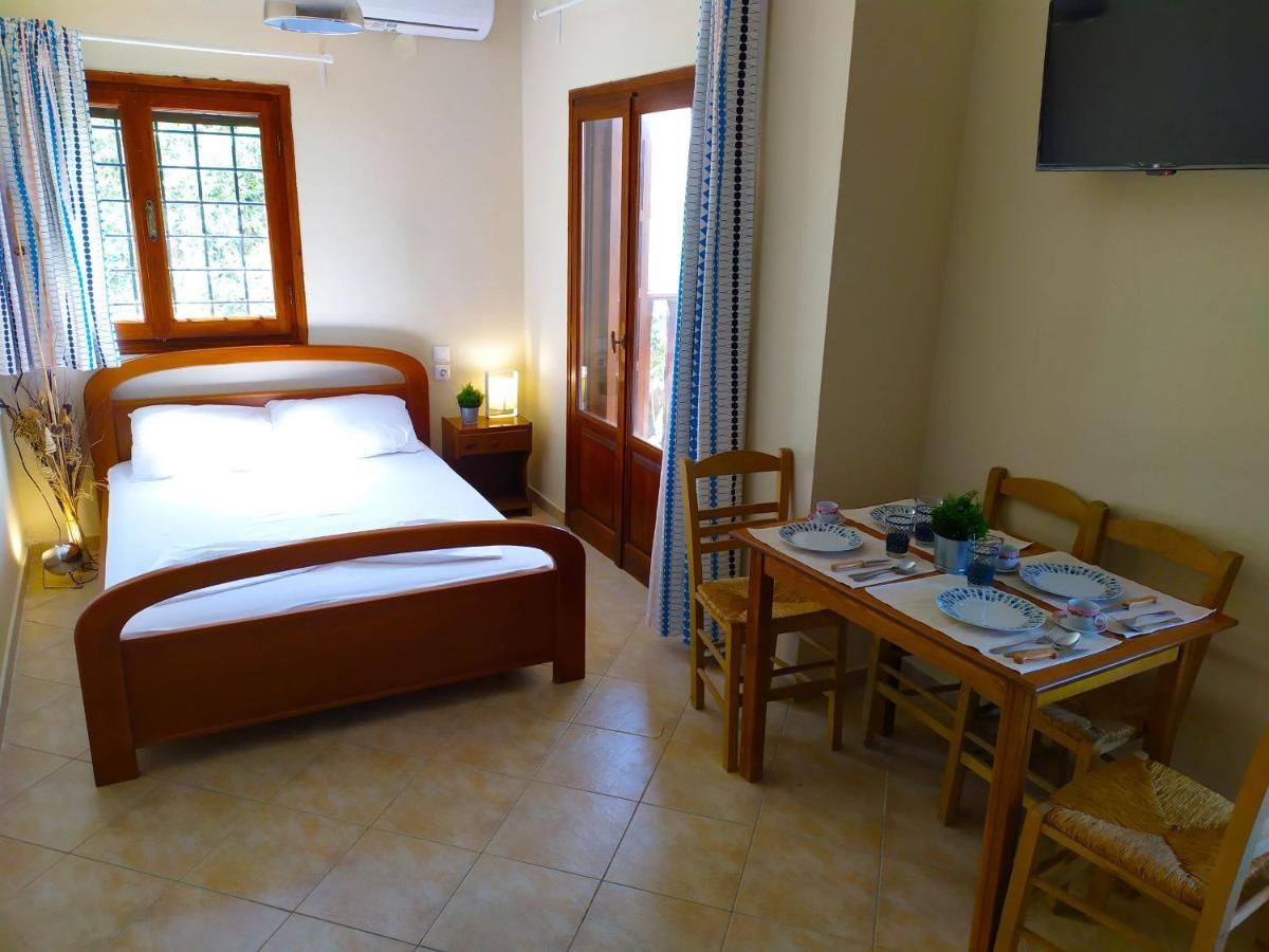 Villa Leonidas Greecefiloxenia เลโฟกาสโตร ภายนอก รูปภาพ