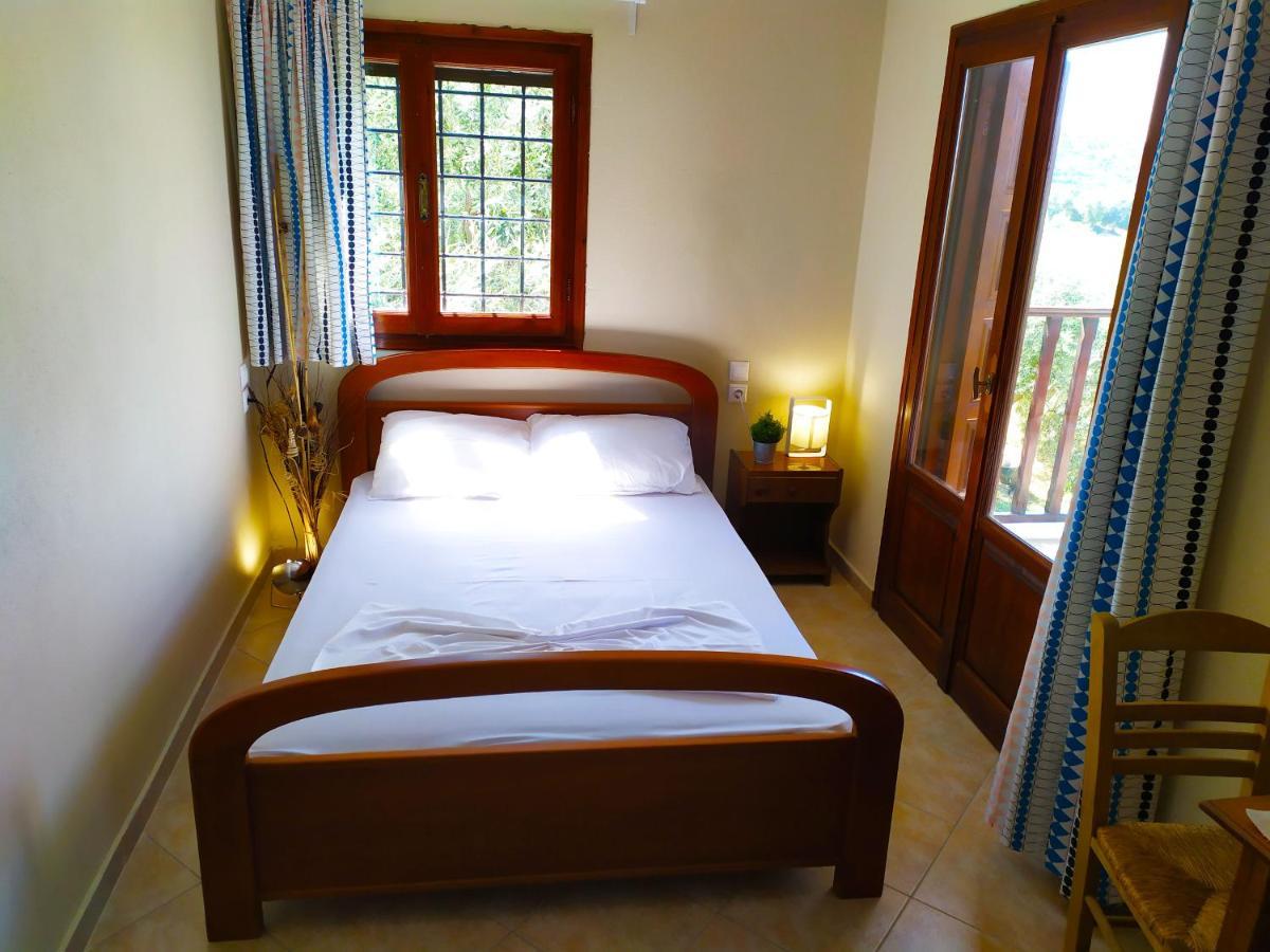 Villa Leonidas Greecefiloxenia เลโฟกาสโตร ภายนอก รูปภาพ