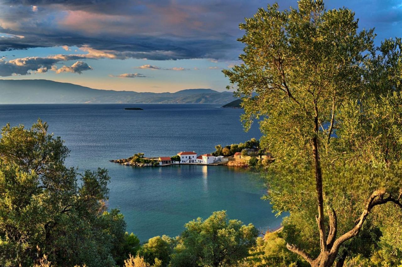 Villa Leonidas Greecefiloxenia เลโฟกาสโตร ภายนอก รูปภาพ