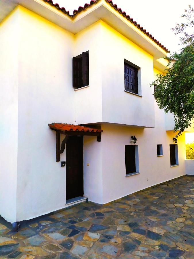Villa Leonidas Greecefiloxenia เลโฟกาสโตร ภายนอก รูปภาพ